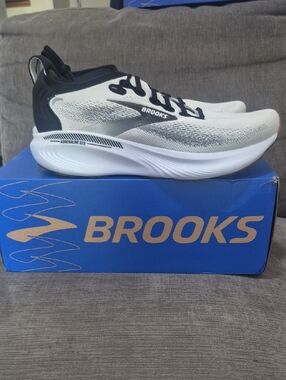 Brooks Adrenaline GTS 25 Men’s Size 11.5 D White Black White NIB